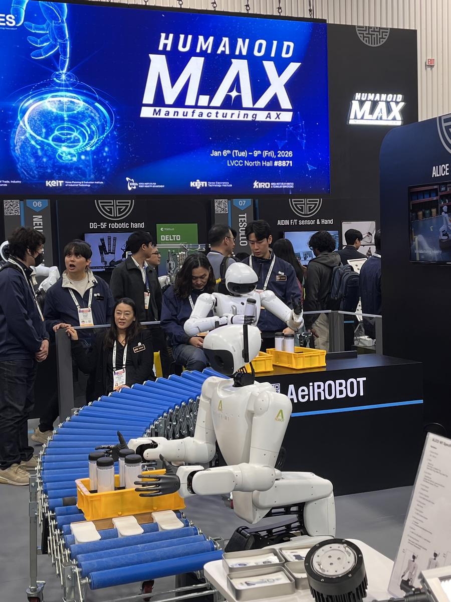Robôs humanoides manipulando frascos em uma esteira, no pavilhão coreano de robótica da CES 2026